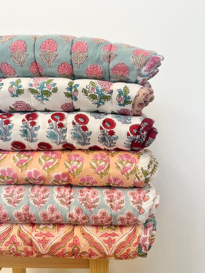 ブロックプリント　うねうねキルトブランケット　ピンク×水色　ハート