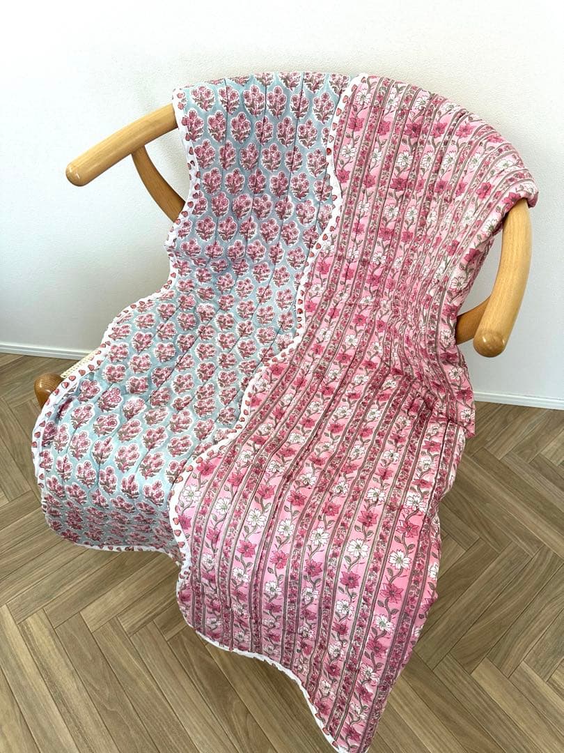 ブロックプリント　うねうねキルトブランケット　ピンク×水色　ハート