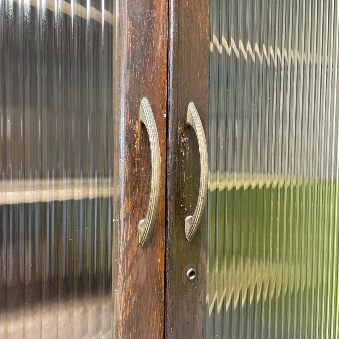 ヴィンテージ ガラスキャビネット モールガラス 本棚 食器棚 古家具 木製