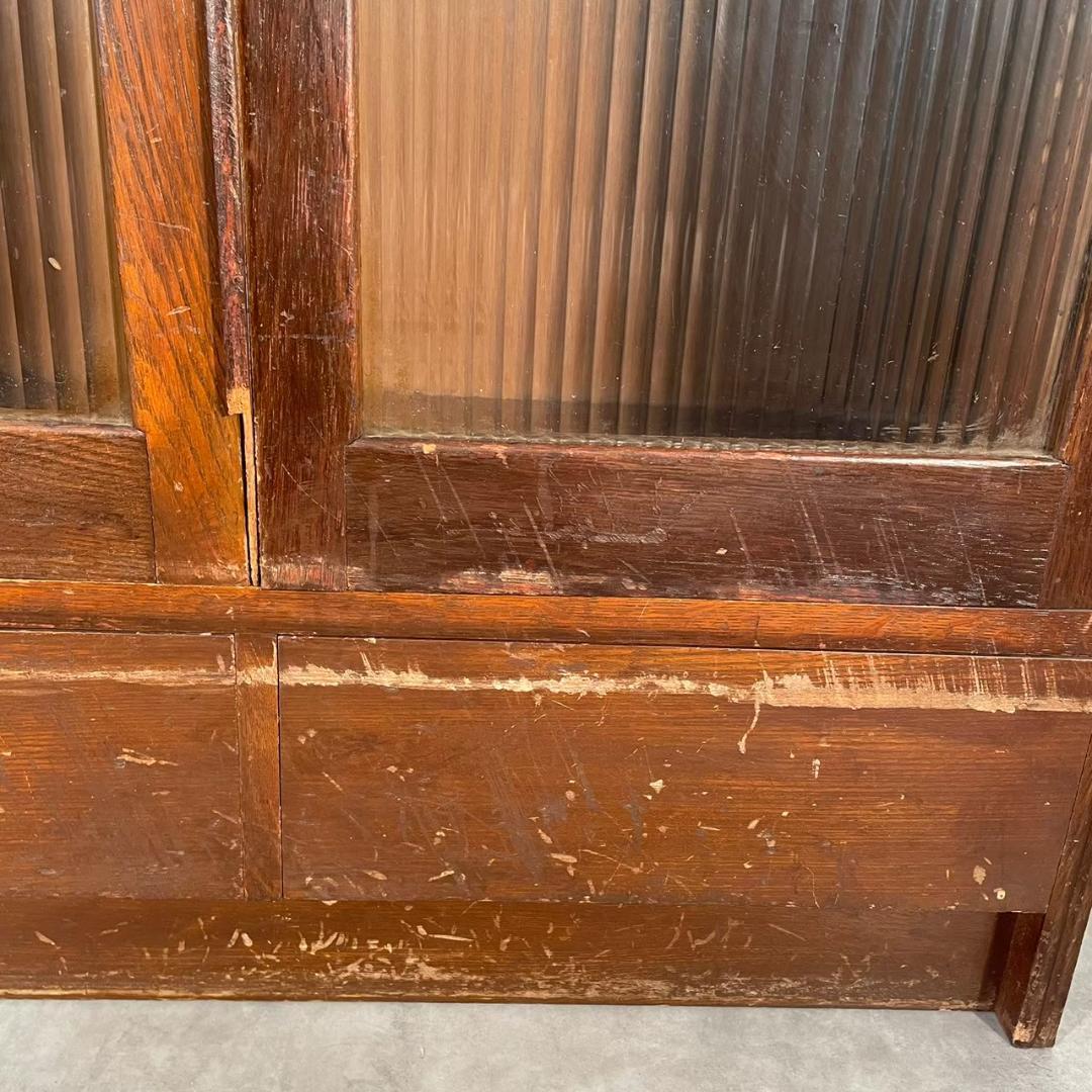 ヴィンテージ ガラスキャビネット モールガラス 本棚 食器棚 古家具 木製