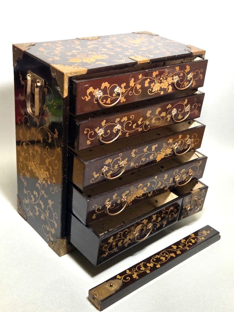 古い大きな雛道具　蒔絵の立派な箪笥