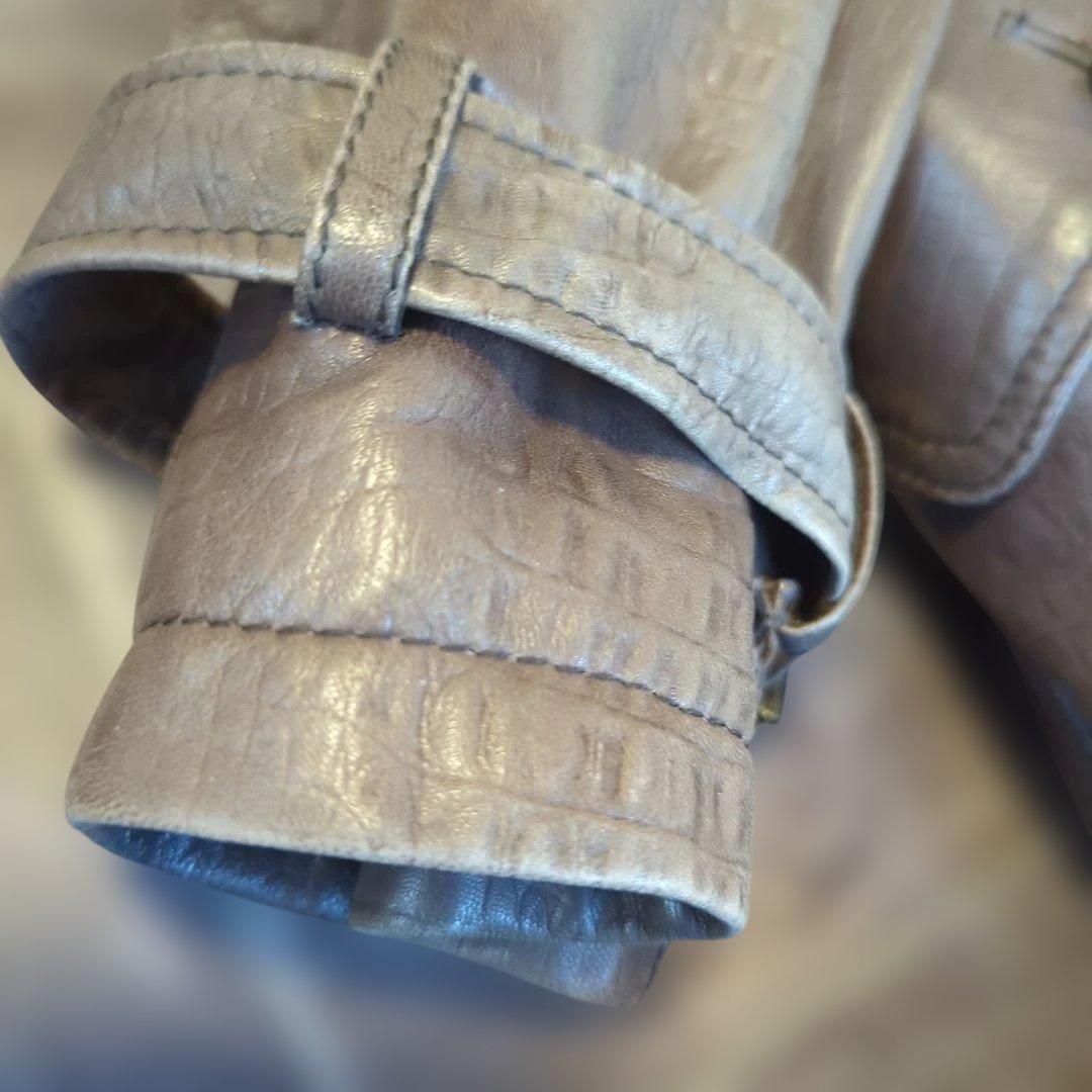 美品ラムレザー 　シングルトレンチコートSLIMFIT　灰色っぽい淡茶　型押　M