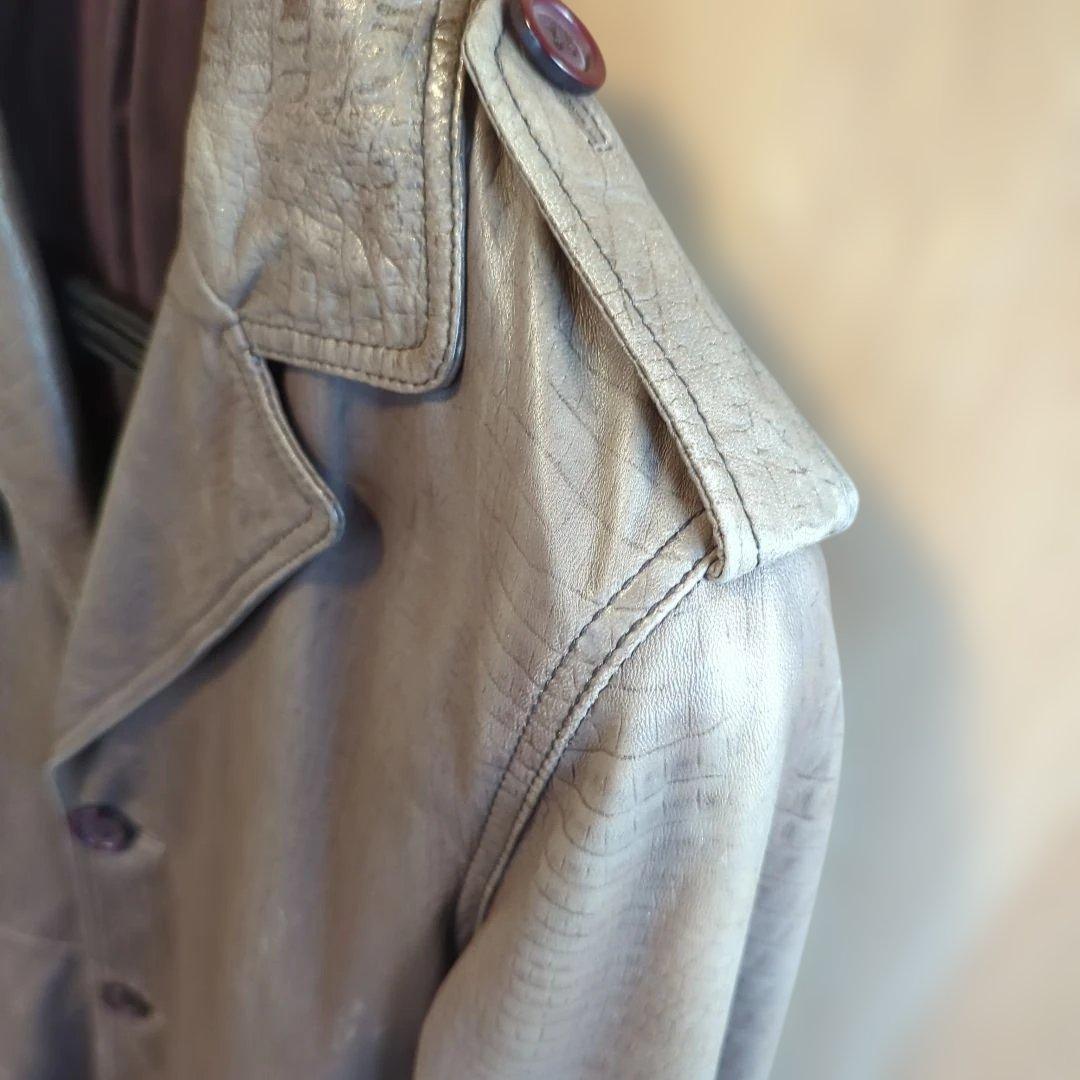 美品ラムレザー 　シングルトレンチコートSLIMFIT　灰色っぽい淡茶　型押　M