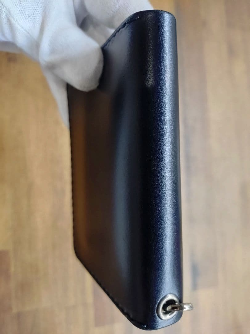 ブラックレザー 二つ折り財布 スナップボタン付き ミニトラッカーウォレット