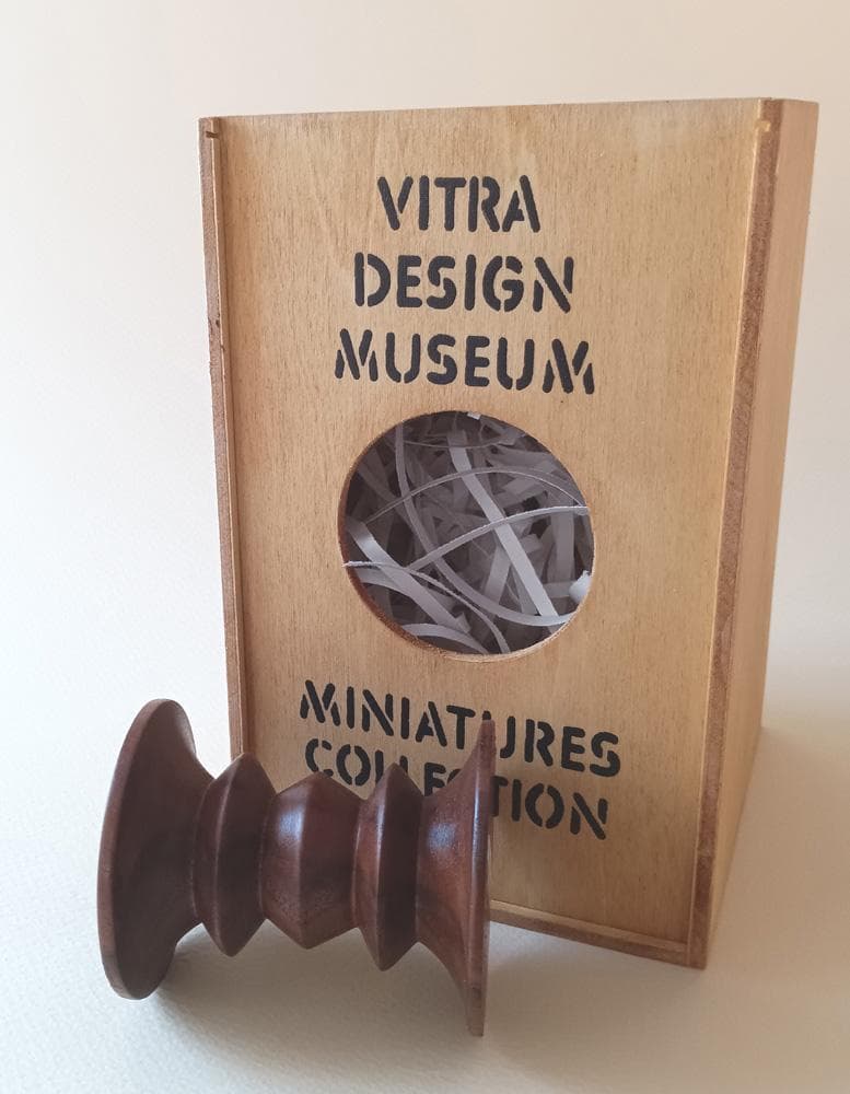 Vitra（ヴィトラ） ミニチュア ウォルナット スツール Modell A