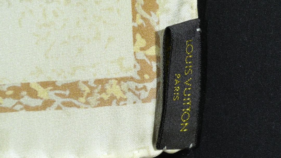 新品未使用品 ルイ ヴィトン 大判シルクスカーフ　D545
