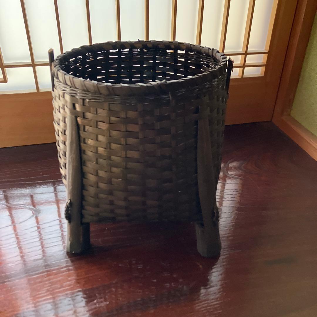 脚付きダークブラウンバスケット