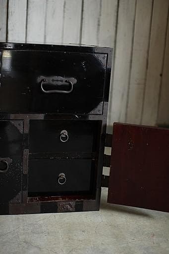 綺麗な打ち出し金具時代庄内箪笥　扉付き