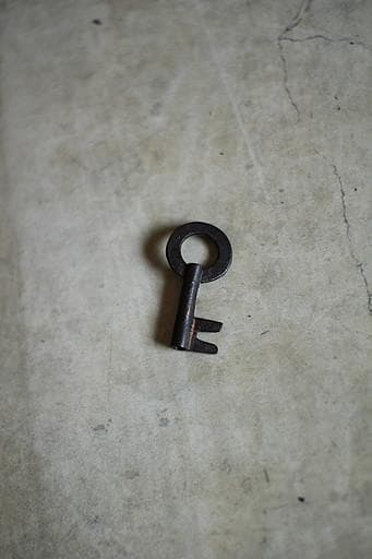 綺麗な打ち出し金具時代庄内箪笥　扉付き