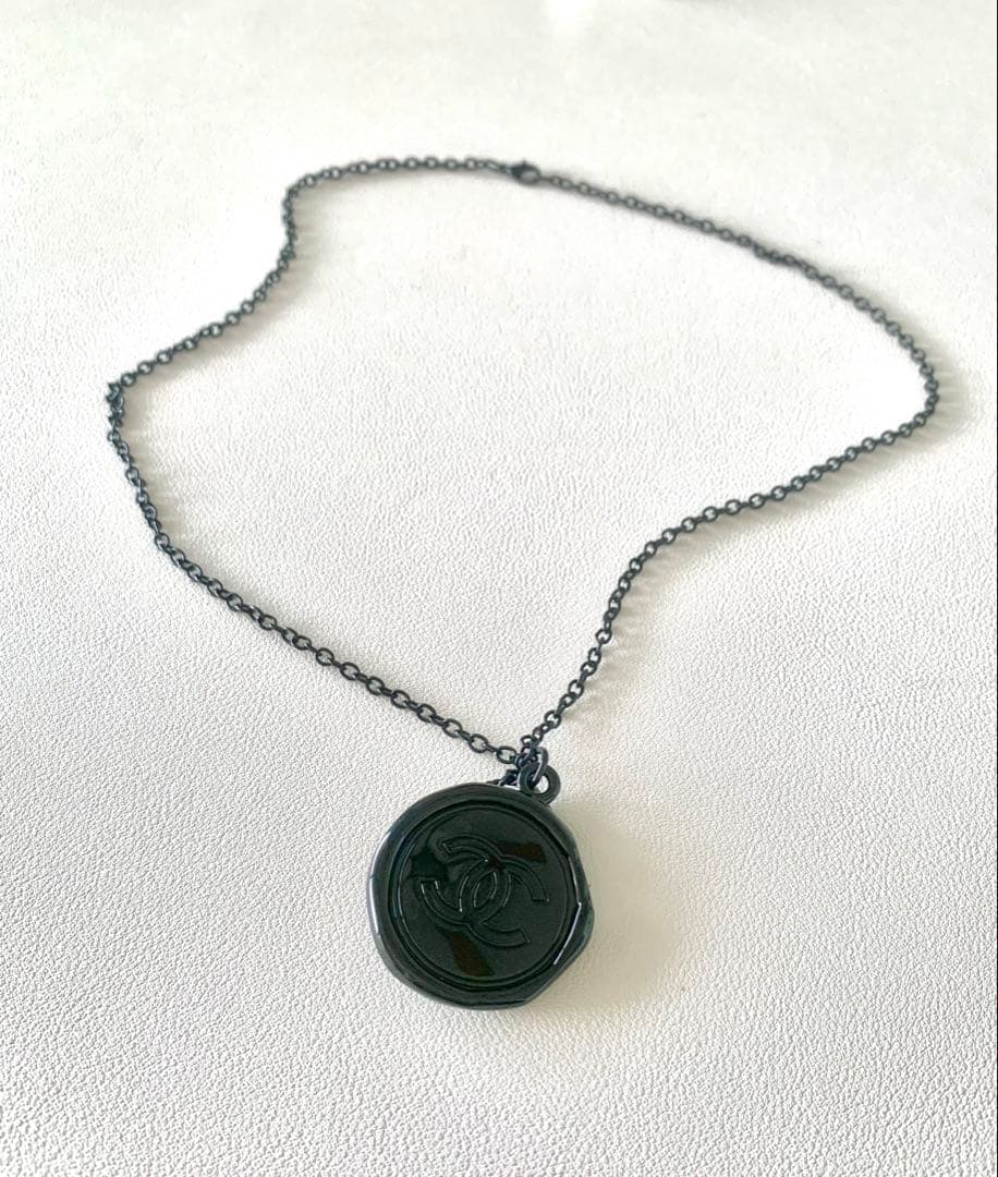 CHANEL ブラック ロゴ ペンダント ネックレス ユニセックス