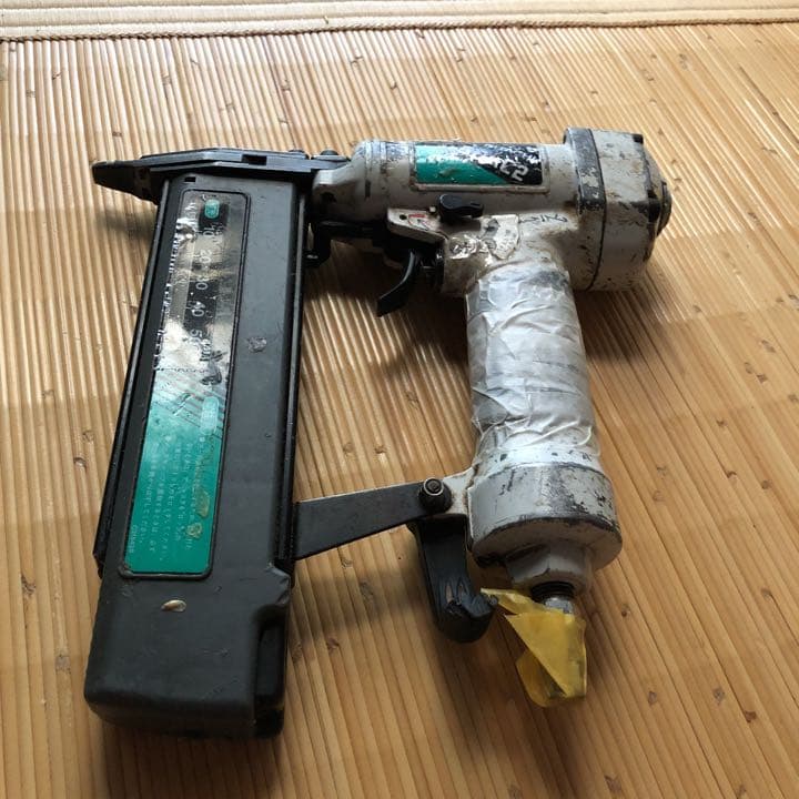 仕上げ釘打ち機