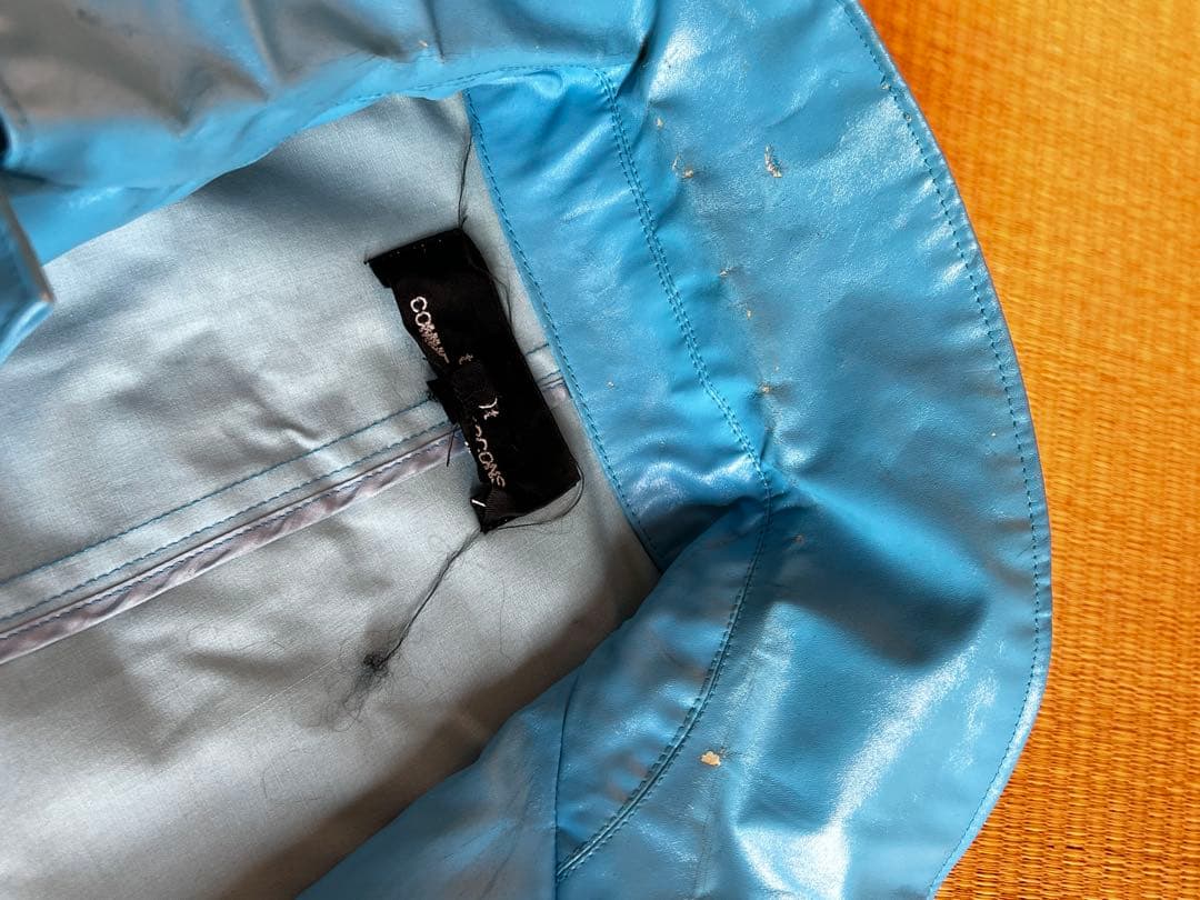 青い合成樹脂ロングコート