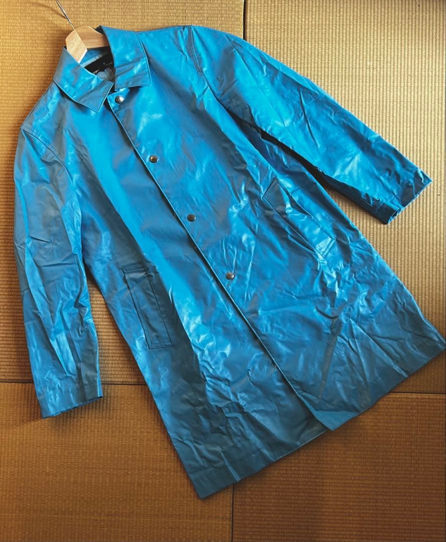 青い合成樹脂ロングコート