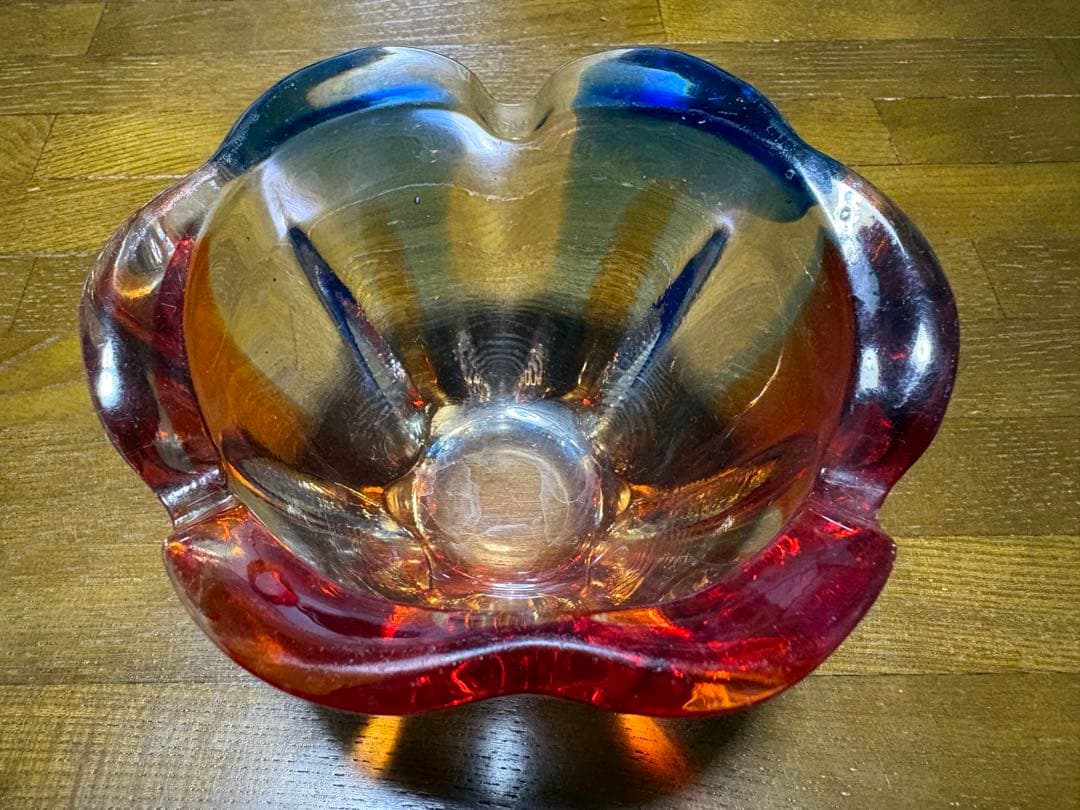 【超貴重品】昭和レトロ　花型ガラス灰皿 赤青グラデーション