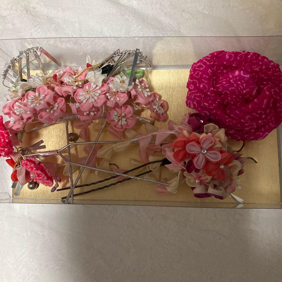 ピンク 花柄 着物。髪飾り。袴