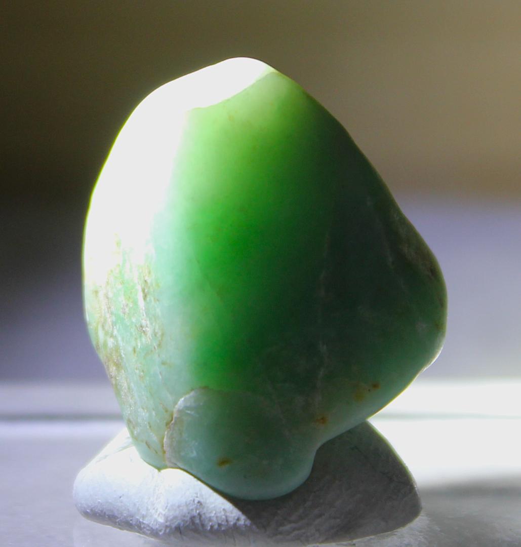 ［緑翡翠の最高峰］糸魚川翡翠 金山谷 ロウカン質 原石 16.4g