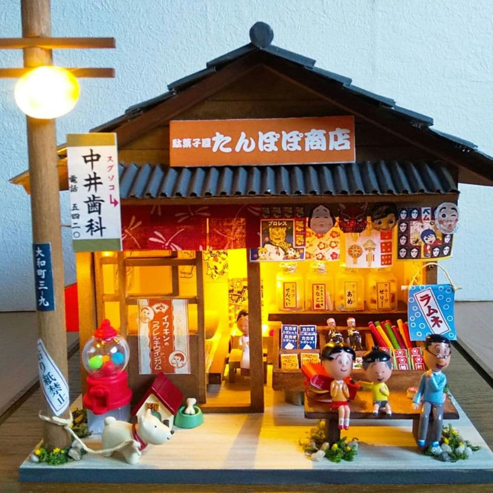 アクリルケース、ライト付きミニチュア昭和の駄菓子屋＆サザエさんフィギュアセット