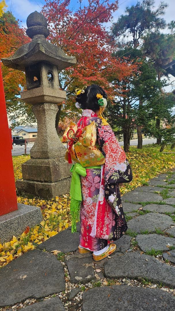 【7歳】七五三 着物 赤黒花柄 金色バッグ・髪飾り付き