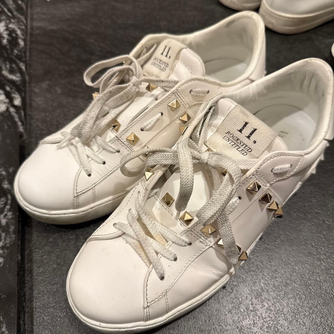 VALENTINO スタッズ付きスニーカー