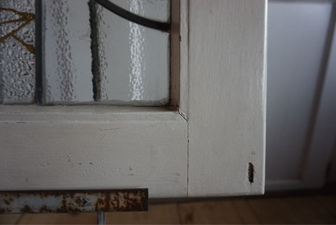 金継ぎされたアンティークステンドグラスの窓