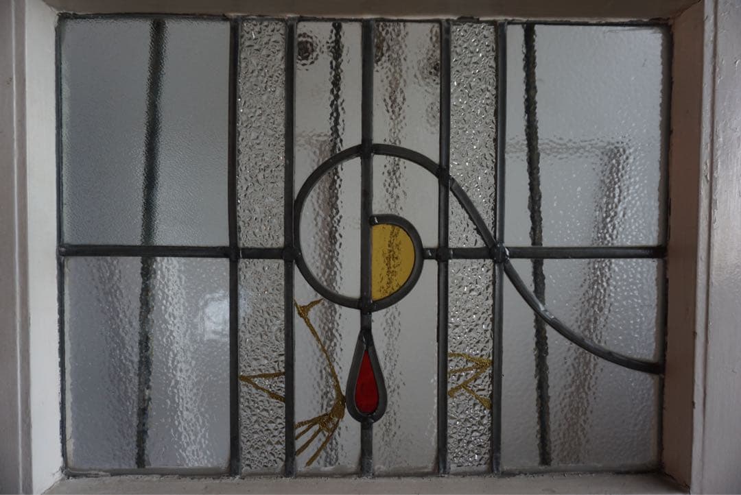 金継ぎされたアンティークステンドグラスの窓