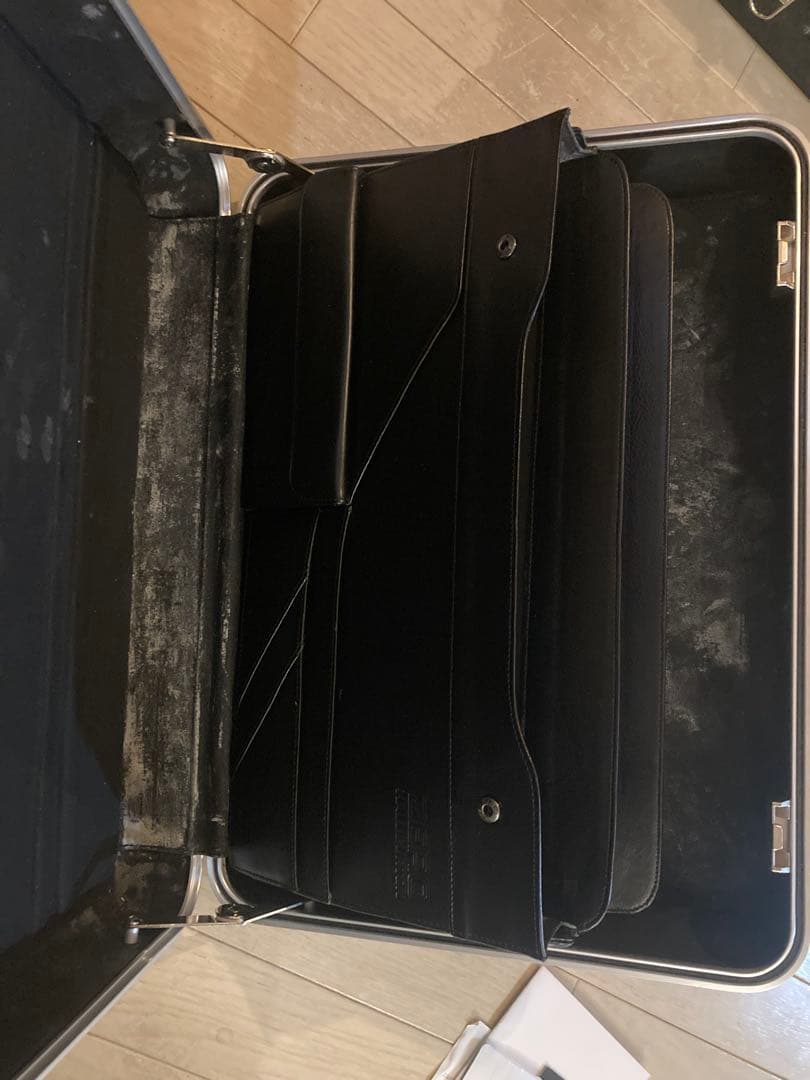 ZERO HALLIBURTON セキュリティケース 中型 シルバー