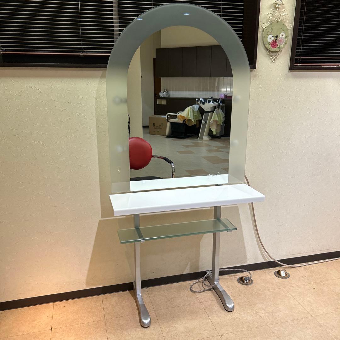 美容室　セット面と椅子
