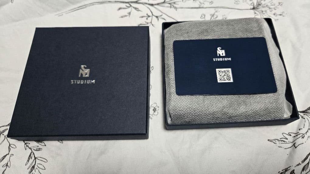 STUDIUM POKET 黒 二つ折り財布