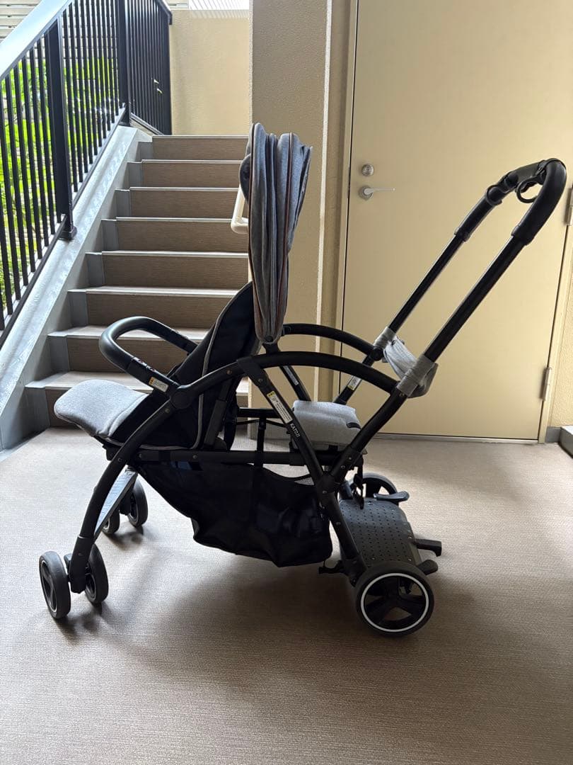グレー ベビーカー 大きな日よけ付き