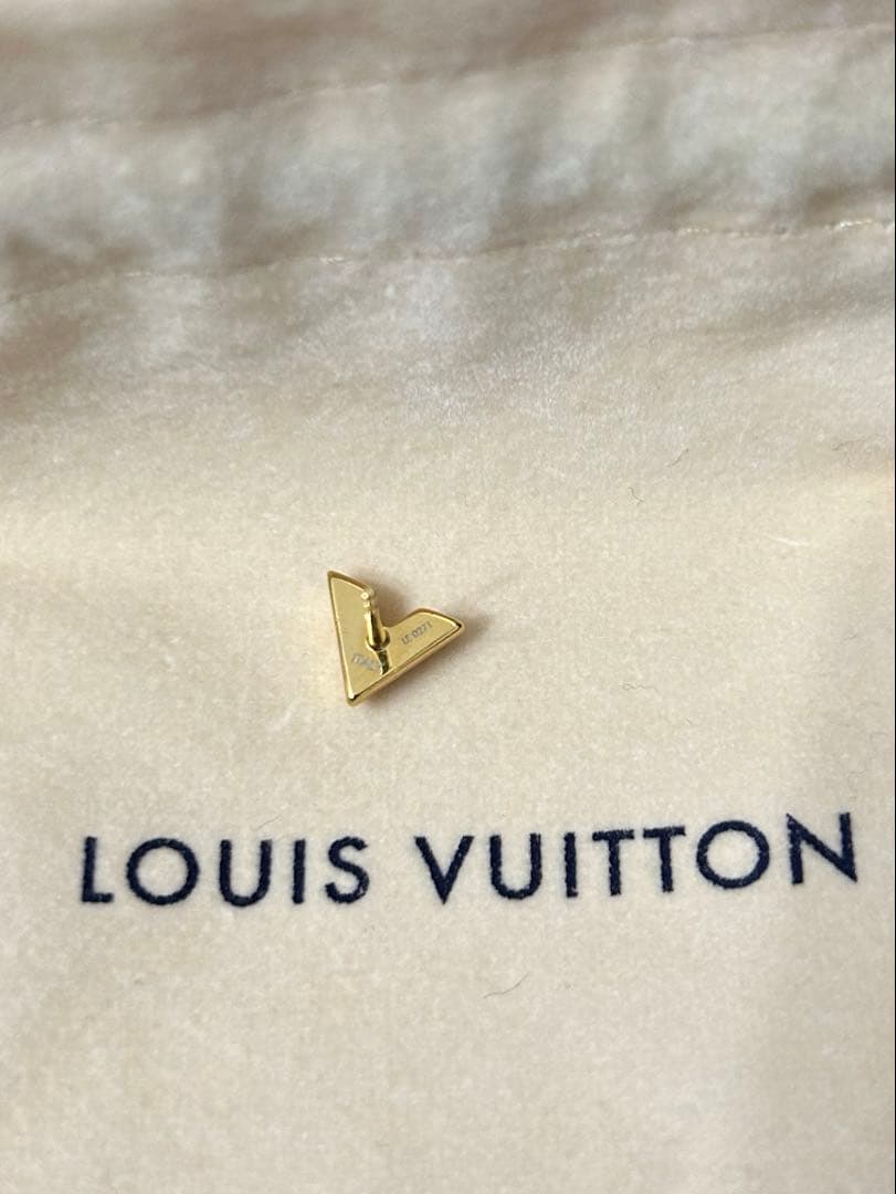 Louis Vuitton エセンシャルV ゴールド ピアス　片耳　本体のみ