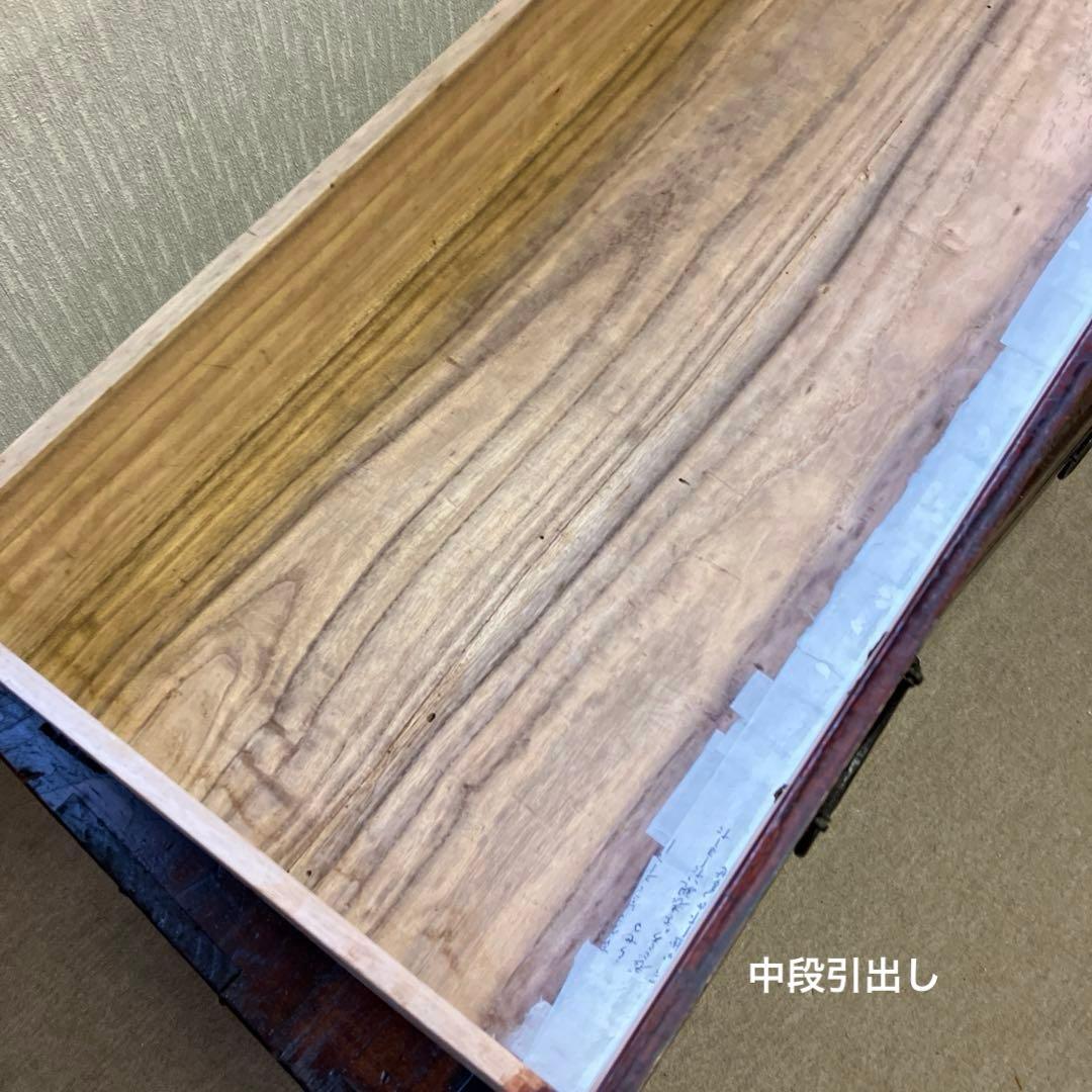 アンティークな刀箪笥（外枠概寸　Ｗ１１６㌢、Ｈ４１㌢、Ｄ３３㌢）