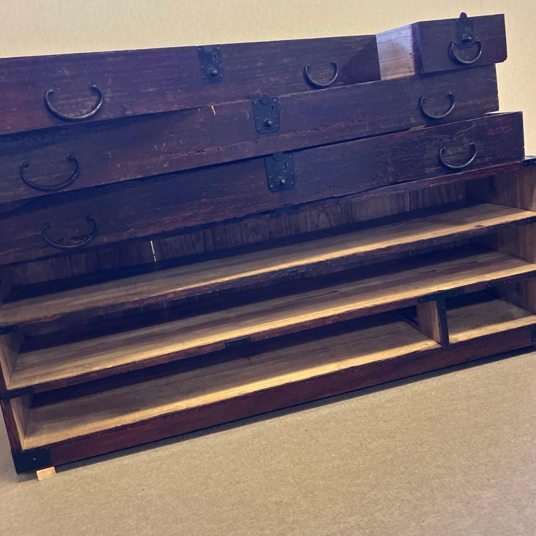 アンティークな刀箪笥（外枠概寸　Ｗ１１６㌢、Ｈ４１㌢、Ｄ３３㌢）