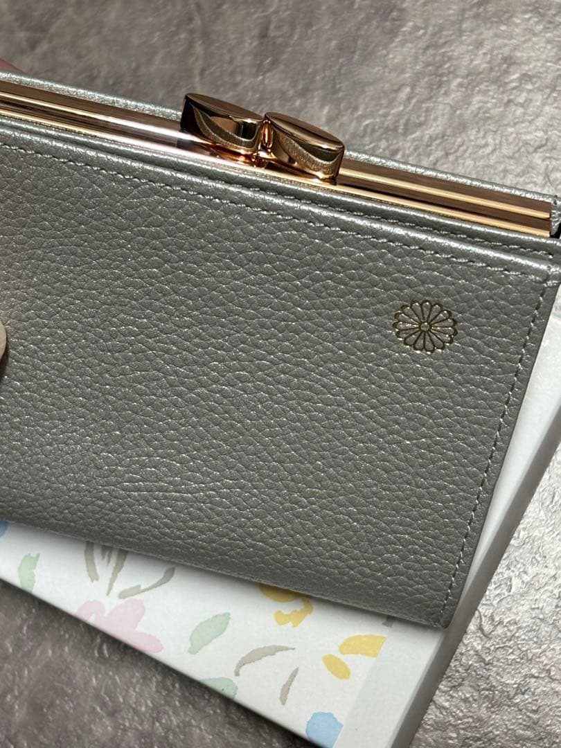 皇居　限定販売　新品　二つ折り財布　がま口タイプ　シックなシルバー　菊の御紋