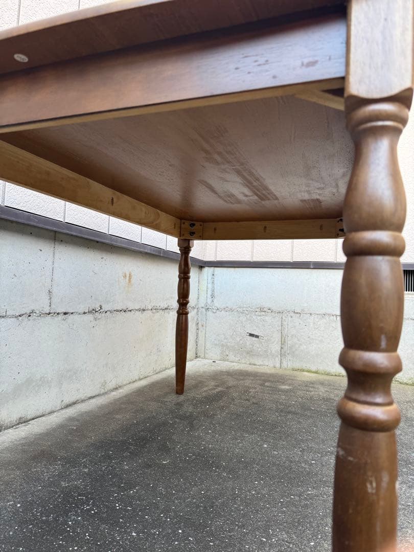 マレーシア製　ダイニングテーブル