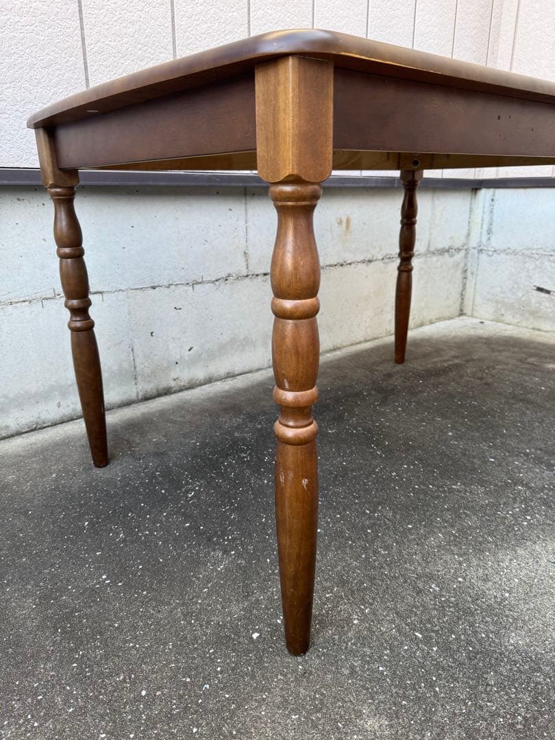 マレーシア製　ダイニングテーブル