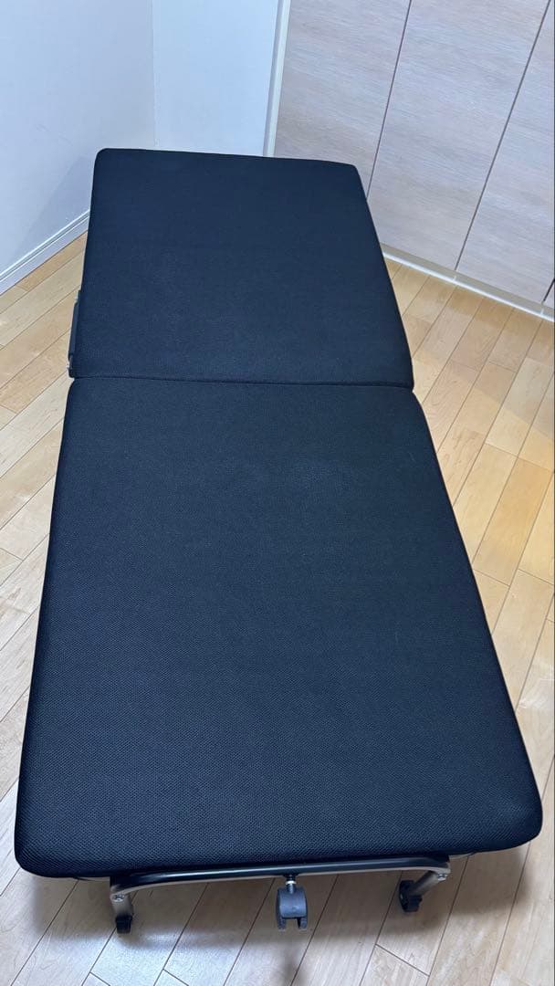 黒の折りたたみベッド