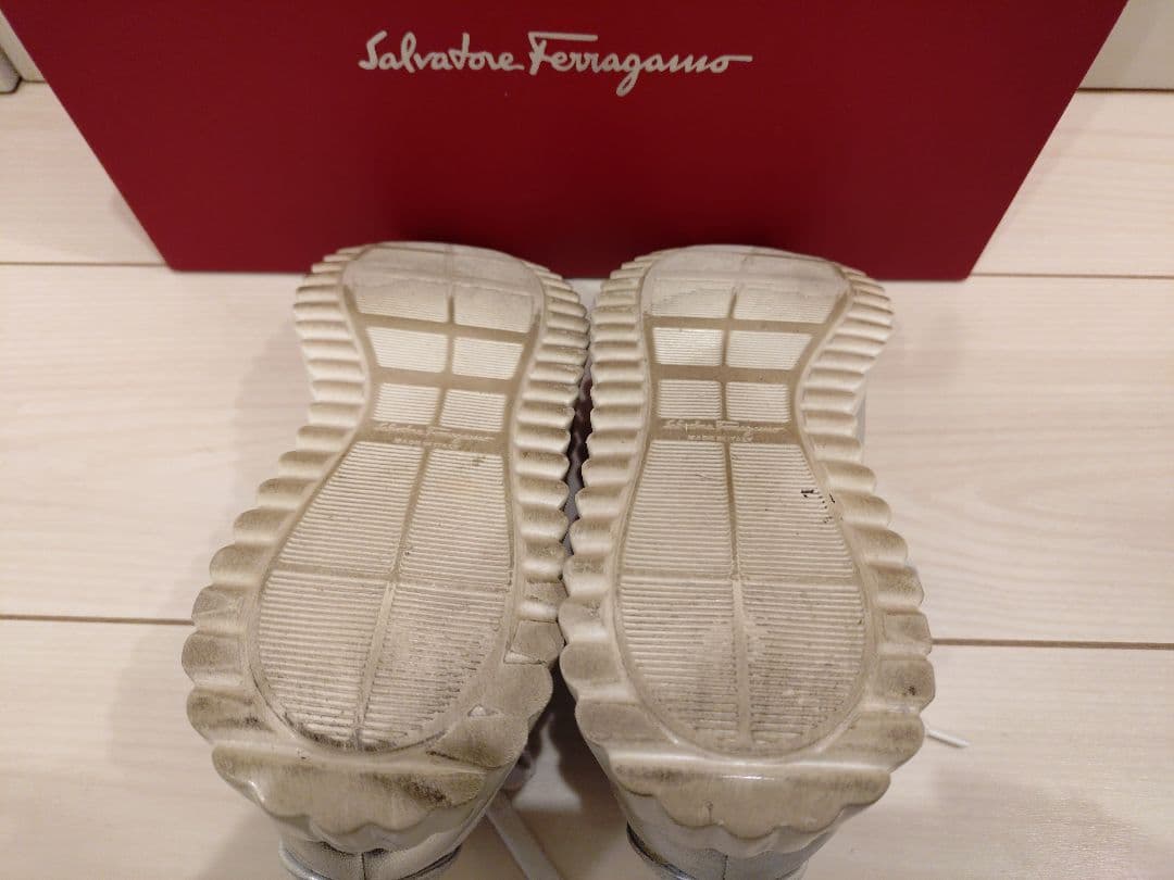 ★週末限定★ 美品★Salvatore Ferragamo シルバー スニーカー