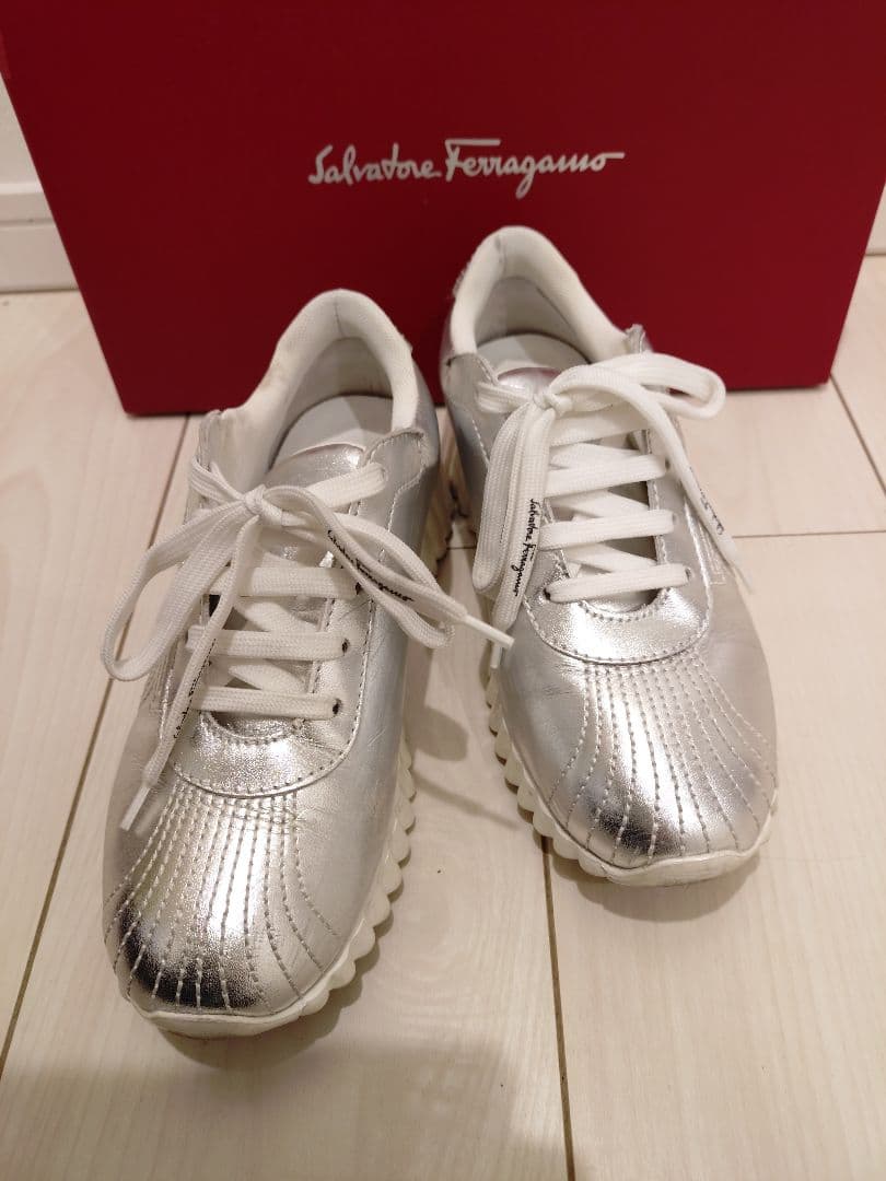 ★週末限定★ 美品★Salvatore Ferragamo シルバー スニーカー