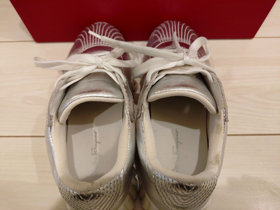★週末限定★ 美品★Salvatore Ferragamo シルバー スニーカー