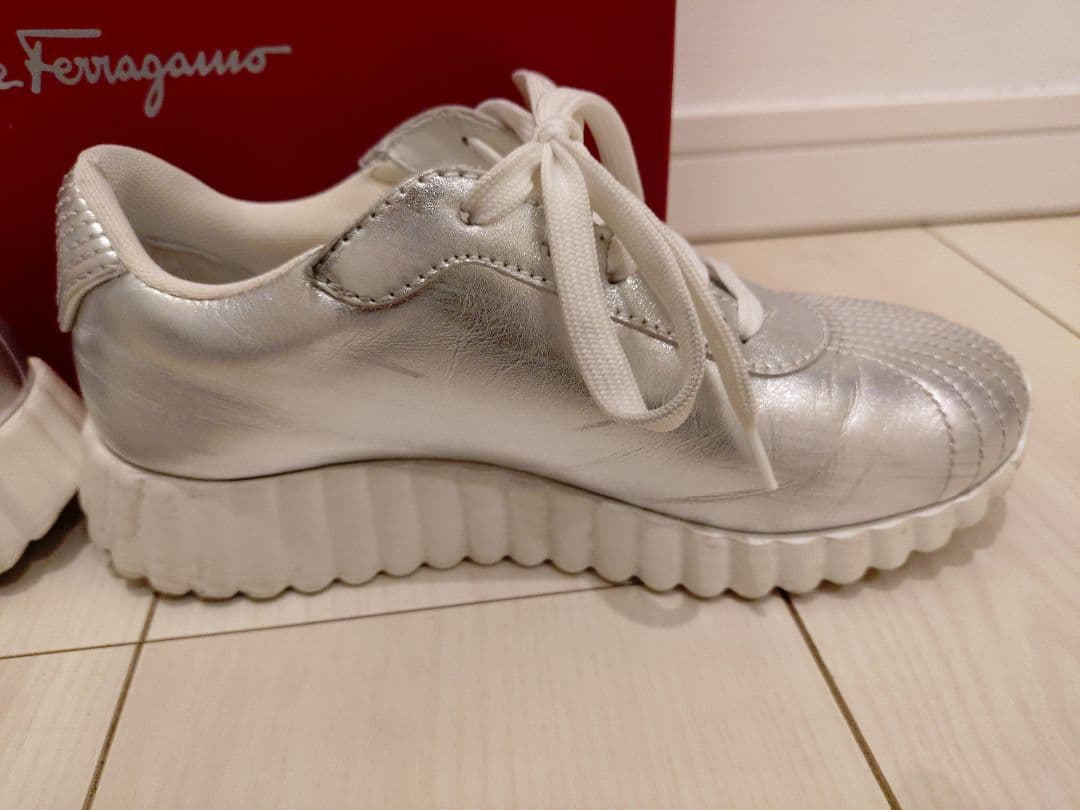 ★週末限定★ 美品★Salvatore Ferragamo シルバー スニーカー