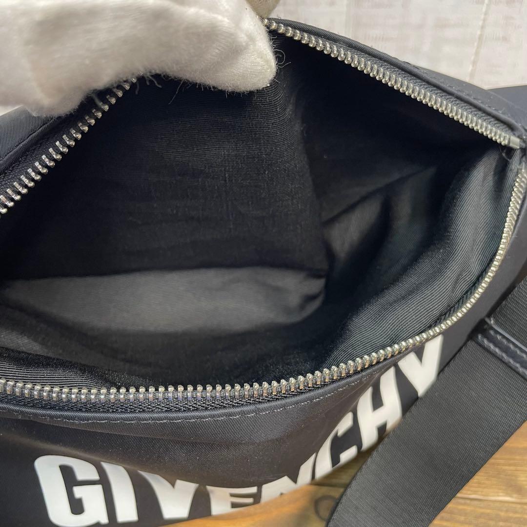 GIVENCHY ロゴ入りナイロン　パンドラベルドバッグ