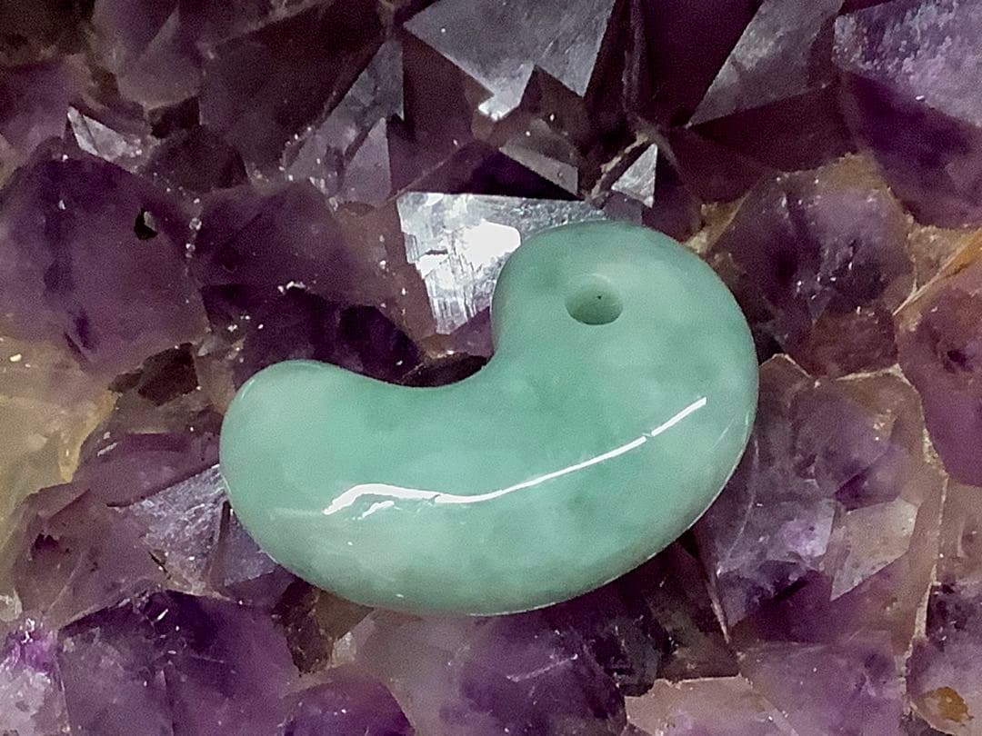 白緑バランス良好美麗‼️ 専門店40~53万円の品質　糸魚川翡翠勾玉　鑑別書付本‼️