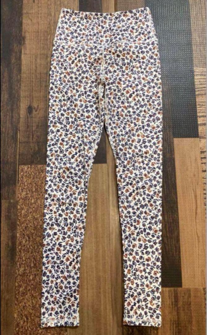 極美　emmi yoga エミヨガ　ヨガウェア　大人上品フラワーM