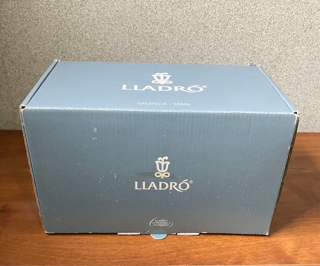 リヤドロ　パイロット　紙飛行機　犬