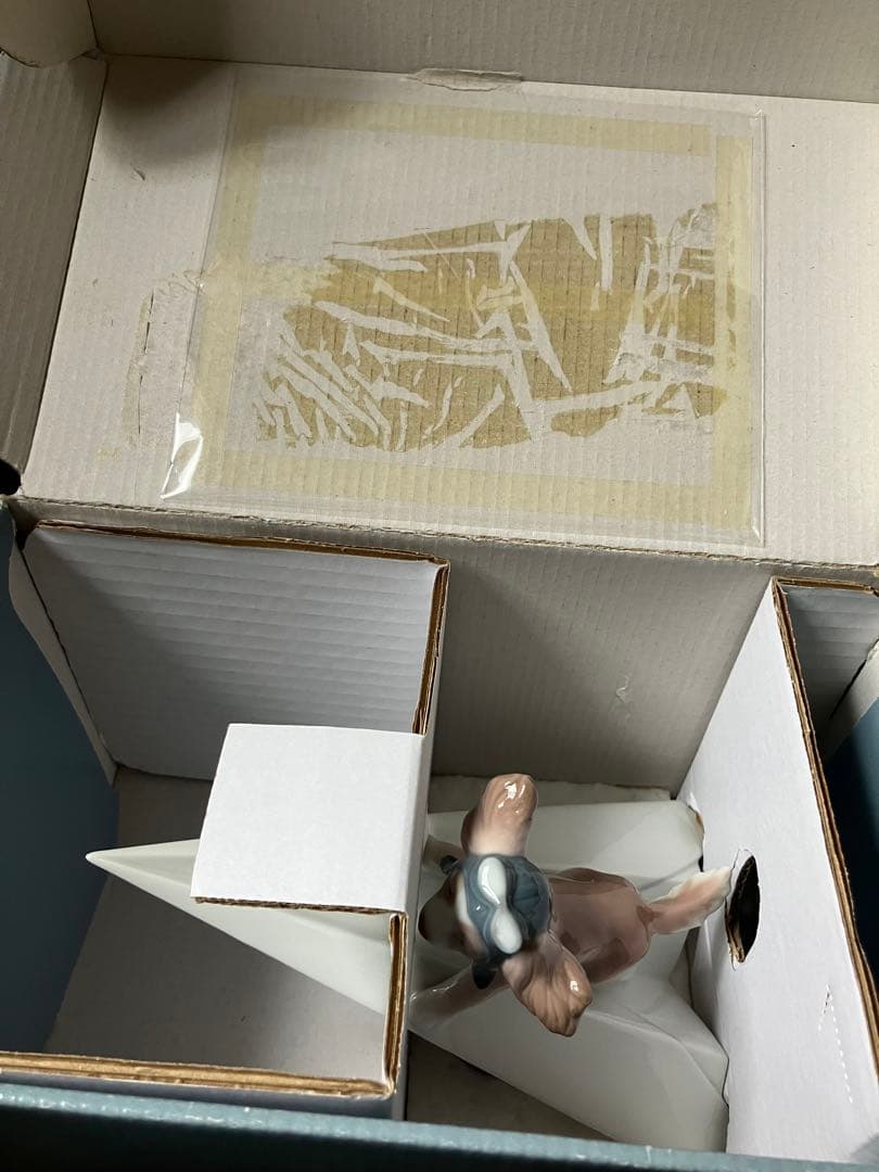 リヤドロ　パイロット　紙飛行機　犬