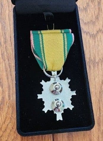 第3級防衛功労章発明考案業務改善メダルはタイタック式