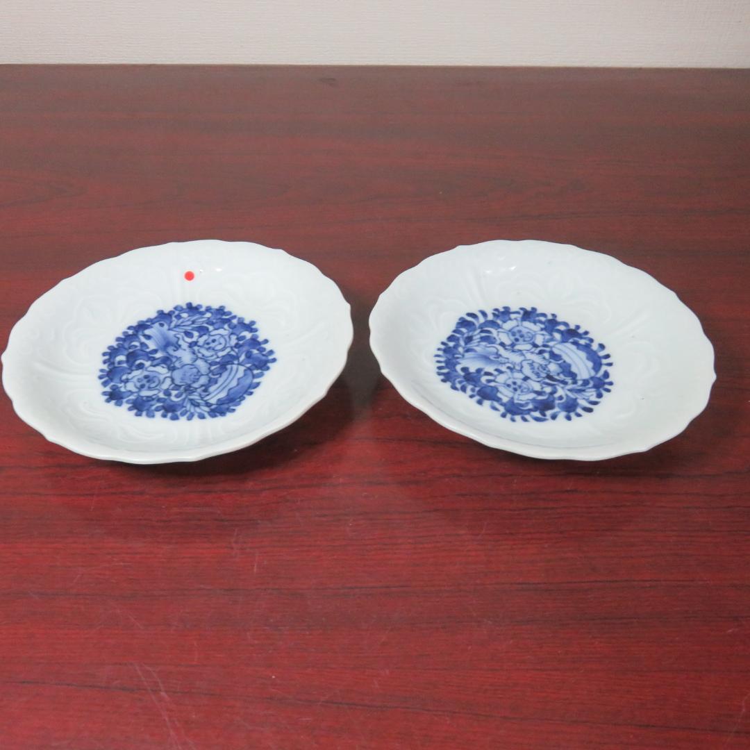 中皿 2枚 染付 白磁 古染付 獅子 花弁縁 銘 窯傷