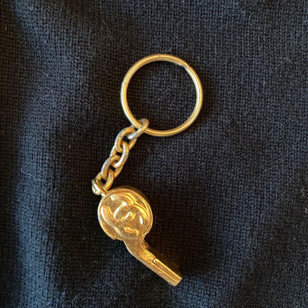 CHANEL　ゴールド ホイッスル型キーホルダー