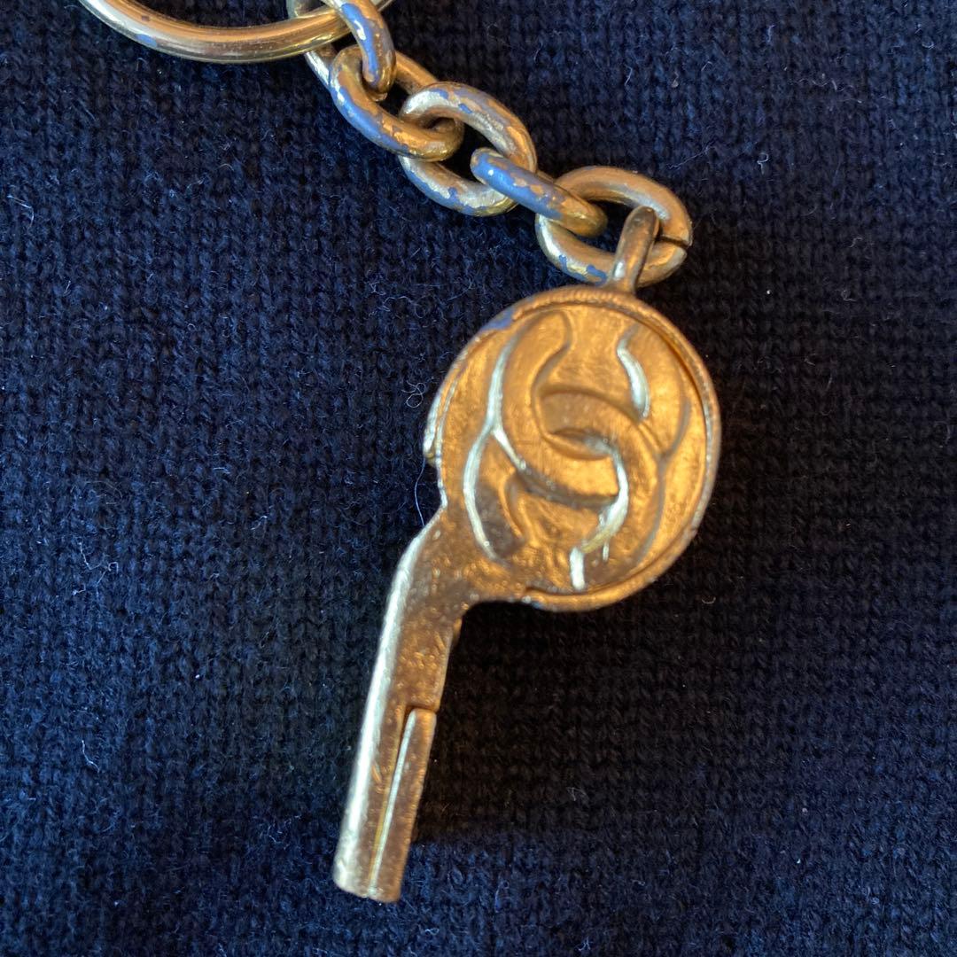 CHANEL　ゴールド ホイッスル型キーホルダー