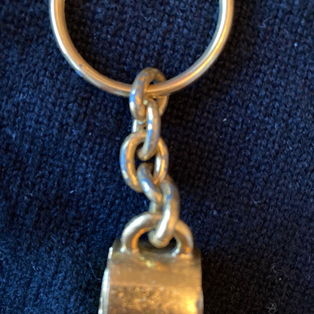 CHANEL　ゴールド ホイッスル型キーホルダー